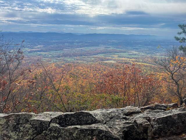 Fall foliage and a rocky ledge at Kepler Overlook via the Tuscarora Trail