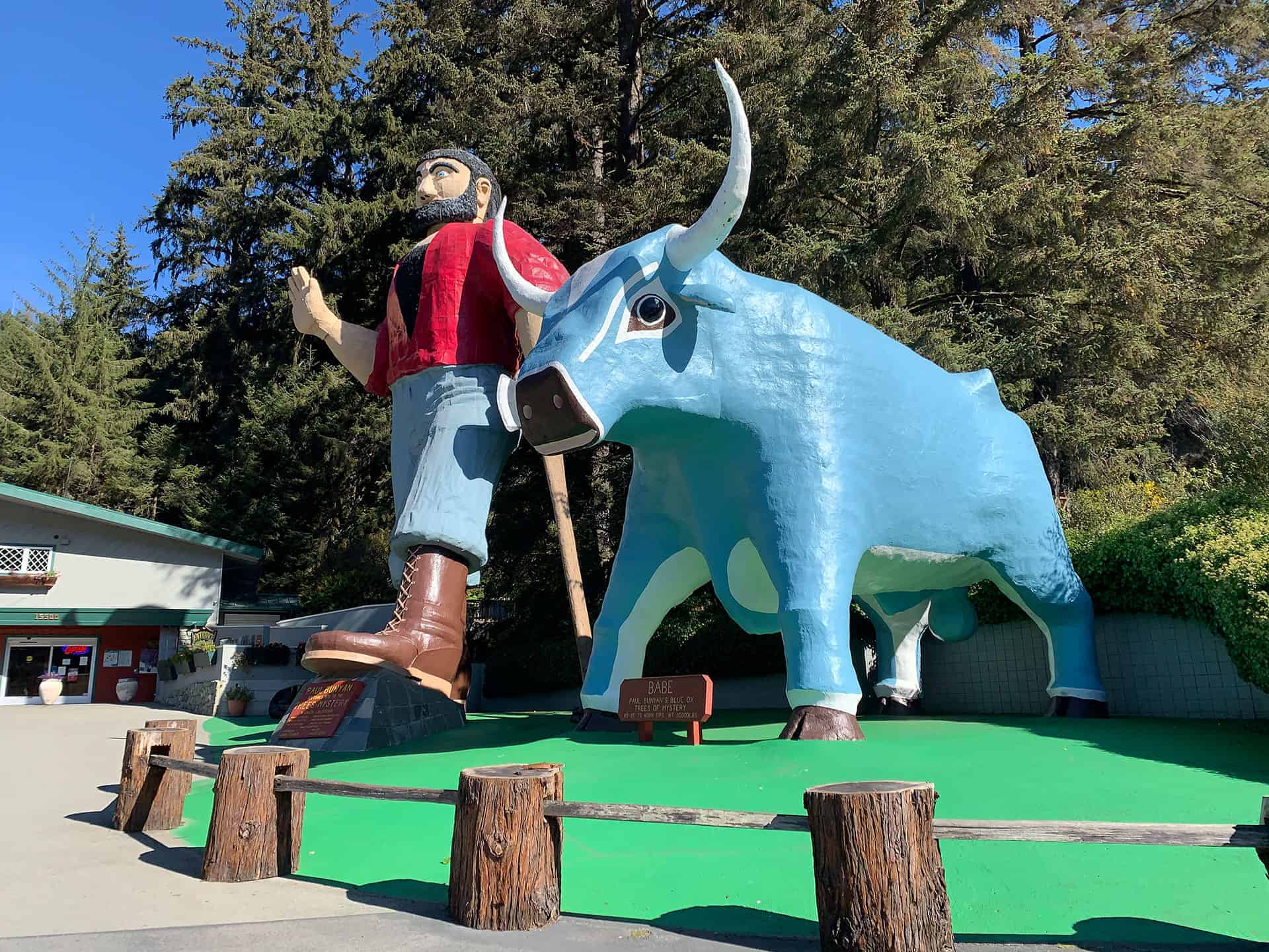The giant Paul Bunyan and Babe the Blue Ox statues at the entrance to Trees of Mystery