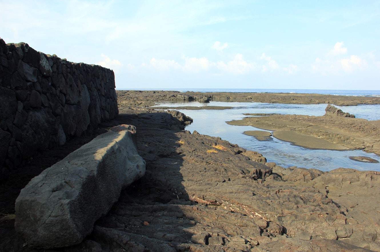 A lava rock wall beside quiet tide pools at Pu'uhonua O Hōnaunau